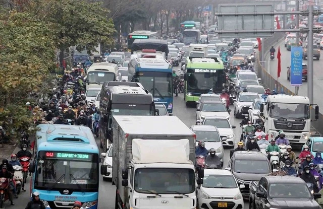 Motorbikes, cars, buses and trucks mingle on Giai Phong street in Hanoi in late January. (Photo: VNA) 