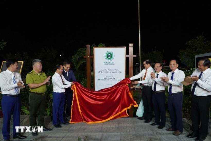 Delegates unveil the Green List emblem displayed within the campus of the Con Dao National Park Management Board. (Photo: VNA)