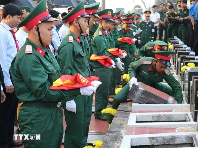 The solemn funeral held for 66 martyrs in Binh Phuoc (Photo: VNA)