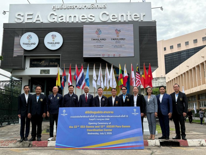 Thai Tourism and Sports Minister Sorawong Thienthong (sixth from left) attends the opening ceremony of the SEA Games Coordination Centre (Photo: Bangkoko Post) 