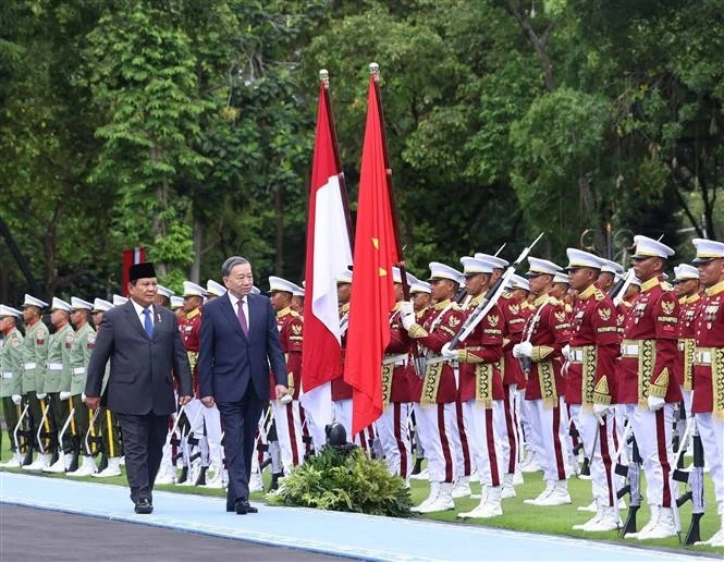 General Secretary of the CPV Central Committee To Lam (right) and Indonesian President Prabowo Subianto review the guard of honour at the welcome ceremony in Jakarta on March 10. (Photo: VNA)