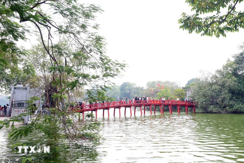 The Huc Bridge spanning Hoan Kiem Lake, an icon of Hanoi (Photo: VNA)