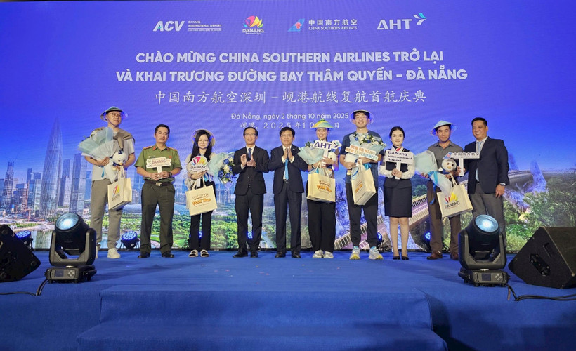 Local leaders present gifts to the first passengers on the Shenzhen–Da Nang flight. (Photo: congly.vn)