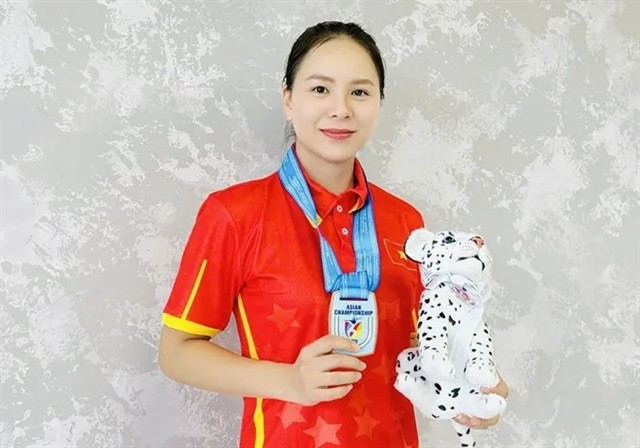 Trịnh Thu Vinh poses with her medal and mascot at the 6th Asian Championship Rifle/Pistol/Shotgun 2025 on August 25 in Kazakhstan. (Photo: VNA) 