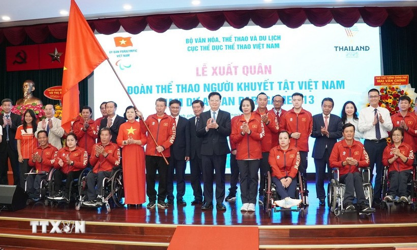Deputy Prime Minister Mai Van Chinh with representatives of central ministries, agencies, Ho Chi Minh City, and athletes of the Vietnamese para sports delegation at the send-off ceremony. (Photo: VNA) 