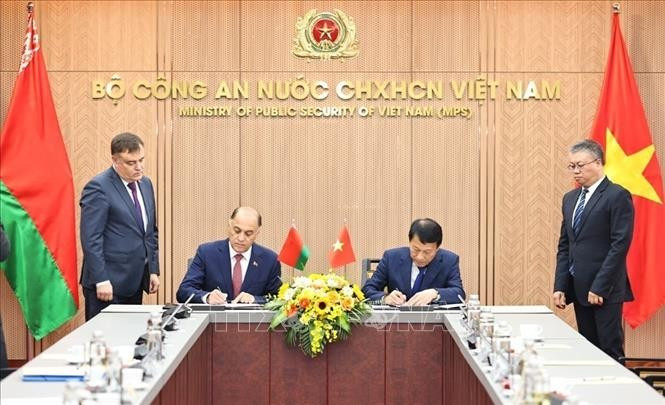 Vietnamese Minister of Public Security General Luong Tam Quang and State Secretary of the Security Council of Belarus Volfovich Aleksandr Grigorievich sign a protocol to establish a joint working group to expand and strengthen cooperation in security. (Photo: VNS)