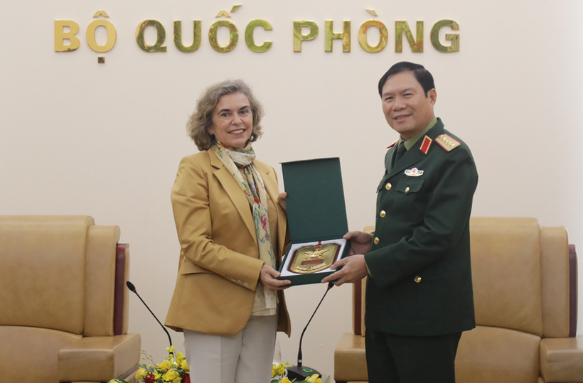 General Nguyen Tan Cuong (right), Chief of the General Staff of the Vietnam People’s Army and Deputy Minister of National Defence, receives Spanish Ambassador to Vietnam Carmen Cano De Lasala in Hanoi on December 9 (Photo: VNA)