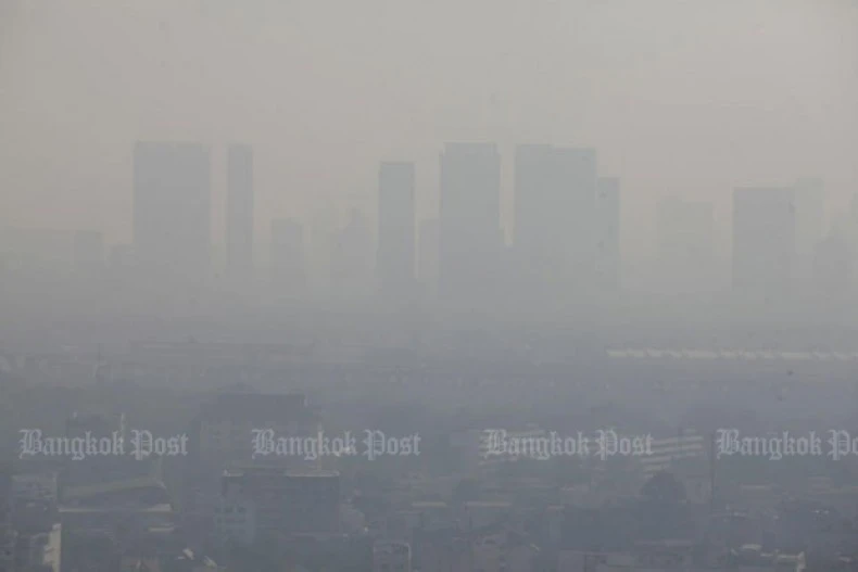 Dust shrouds Bangkok on January 7. (Photo: bangkokpost.com) 