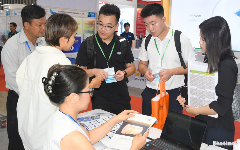 Visitors at the exhibitions (Photo: VNA)
