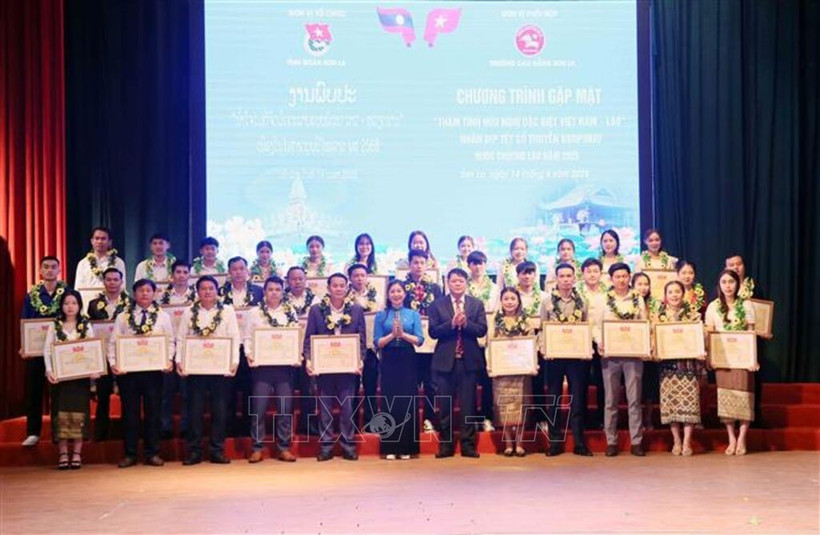 As part of the celebration, 35 Lao students are awarded certificates of merit for academic excellence and active participation in youth activities. (Photo: VNA)