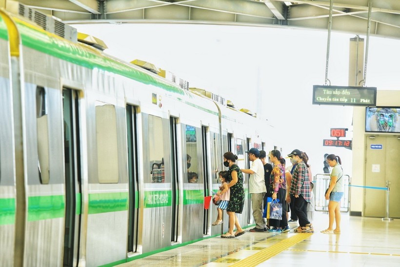 Passengers get on the Cat Linh - Ha Dong metro line. (Photo: VNA)