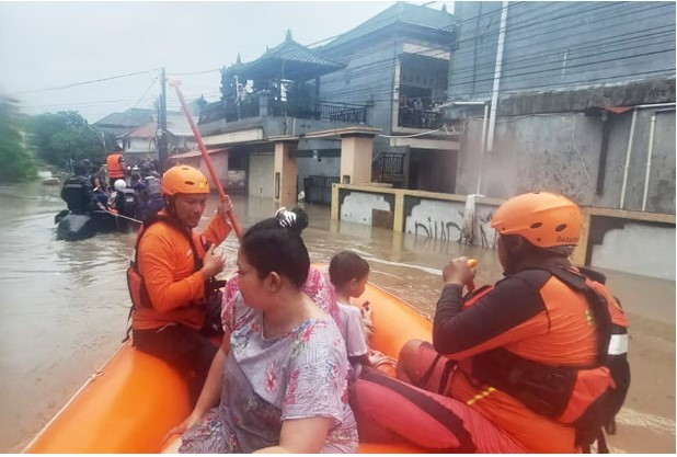 Rescuers from Indonesia's National Search and Rescue Agency evacuate residents from a flooded home in Denpasar, Bali. (Photo: AP) 