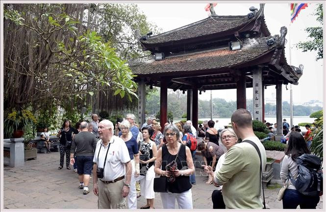 Tourists at Ngoc Son temple (Photo: VNA)