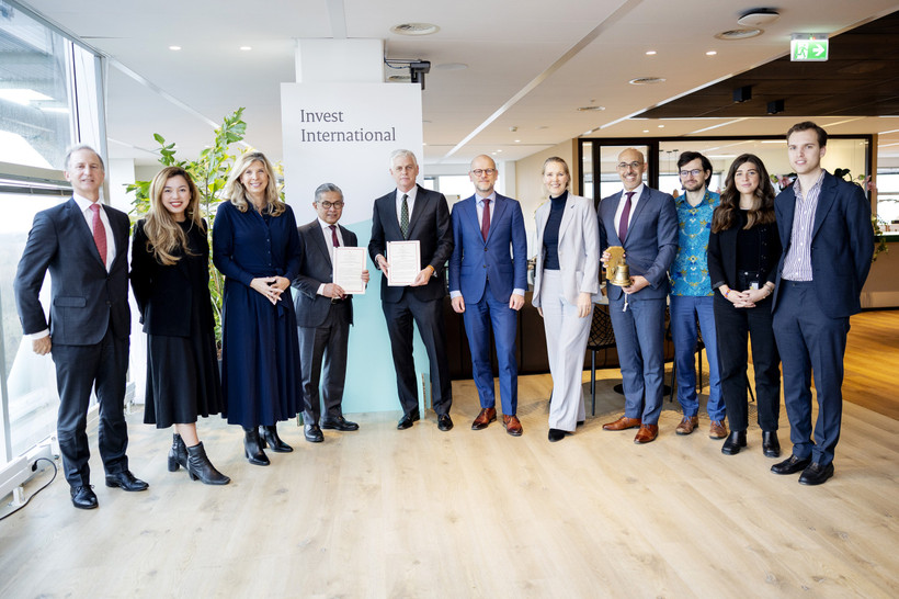 The Indonesian ambassador to the Netherlands Mayerfas with Hans Docter, CEO a.i. and officers of the Netherlands' Invest International 