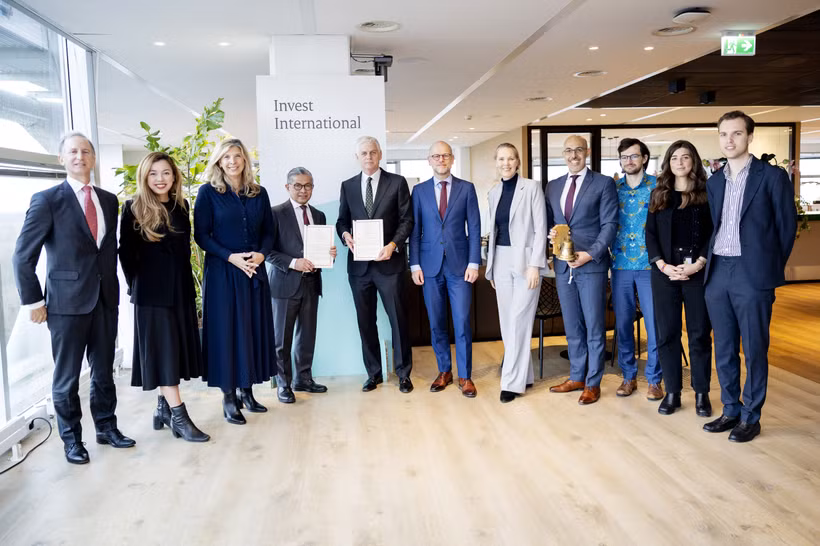The Indonesian ambassador to the Netherlands Mayerfas with Hans Docter, CEO a.i. and officers of the Netherlands' Invest International 