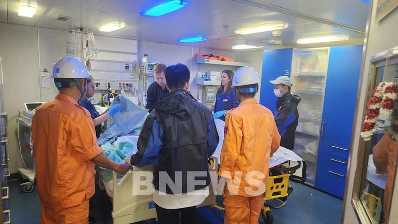 Rescuers on the cruise ship Westerdam (Photo published by VNA)