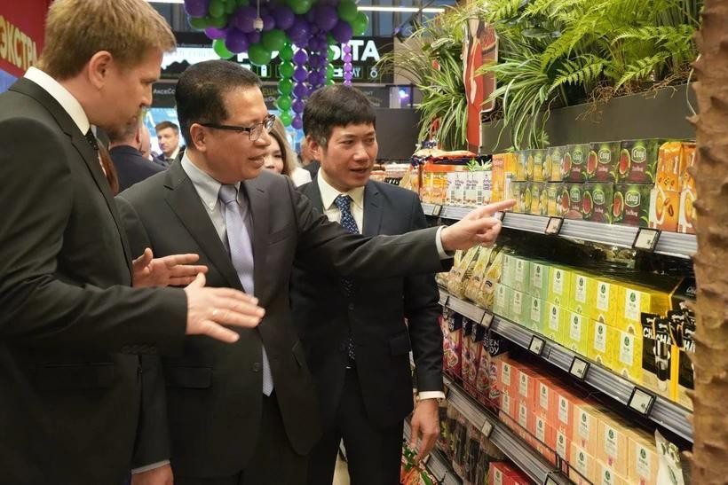 Vietnamese Ambassador to Russia Dang Minh Khoi visits "Vietnam corner" (Photo: VNA)