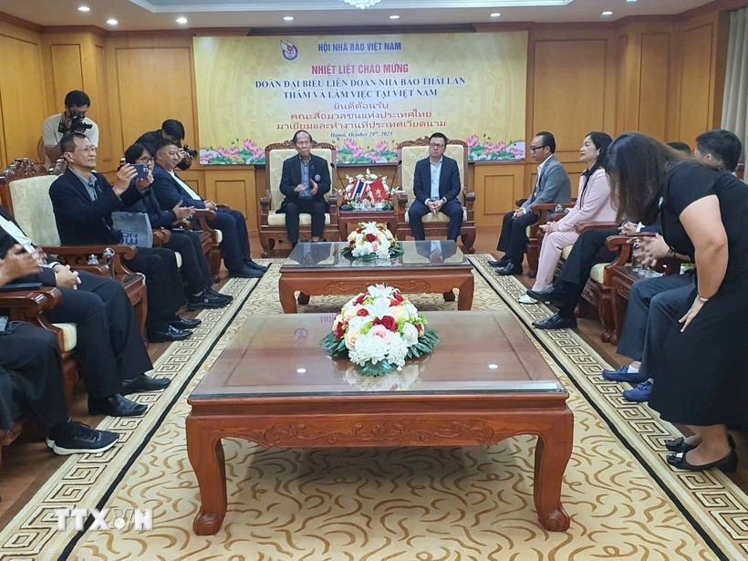 Le Quoc Minh (right), Editor-in-Chief of Nhan Dan Newspaper and Chairman of the Vietnam Journalists Association, receives and holds talks with a delegation from the Thai Journalists Association. (Photo: VNA) 