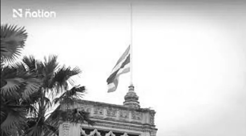 At 8:00 a.m., the national flag at Thailand’s Government House was raised to the top of the flagpole before being lowered to half-mast as a mark of respect for the passing of Queen Mother Sirikit. (Photo: thestar.com.my)