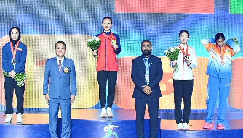 Hoang Thi My Tam claims a gold in the women’s individual kumite 55kg category at the 2025 Asian Karate Championships in Uzbekistan. (Photo: VNA)