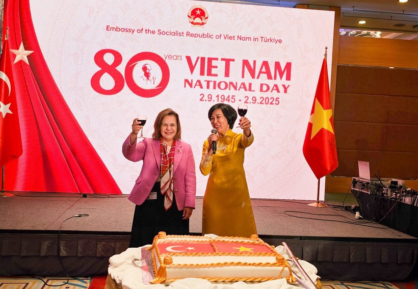 Vietnamese Ambassador Dang Thi Thu Ha (right) and Turkish Deputy Foreign Minister Berris Ekinci toast to celebrate Vietnam’s National Day. (Photo: VNA) 