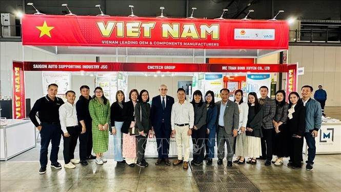 Officials and representatives of businesses at the Vietnamese pavilion at ICMA Milan 2025 (Photo: VNA)