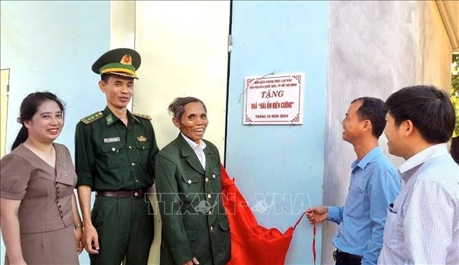 Veteran Ho A Tay, a resident of Ha Let village, Tan Thanh commune, Huong Hoa district, Quang Tri province, receives new house from the province's housing assistance programme. (Photo: VNA)