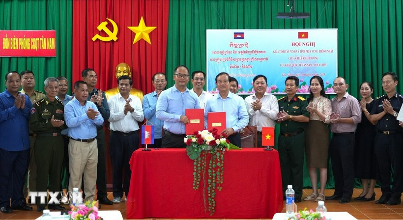 Leaders of Tay Ninh of Vietnam and Prey Veng of Cambodia sign a bilateral meeting minutes, agreeing on preparations for the inauguration of the Tan Nam – Meun Chey international border gate pair. (Photo: VNA)