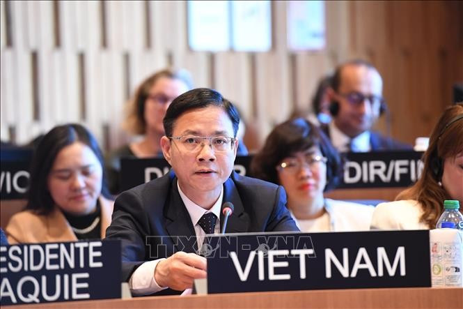 Deputy Foreign Minister Ngo Le Van speaks at the 221st session of the UNESCO Executive Board. (Photo: VNA)
