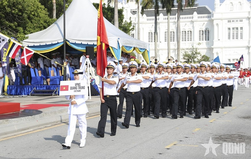 Vietnam navy showcases solidarity at the friendship parade in Malaysia. (Photo: Quan Doi Nhan Dan)