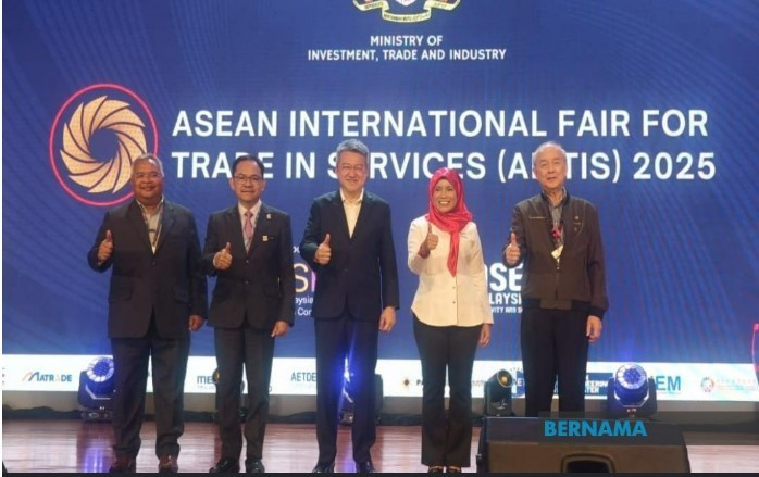 Malaysian Deputy Minister of Investment, Trade and Industry Liew Chin Tong (middle) at the ASEAN International Fair of Trade in Services (AIFTIS) 2025 (Photo: VNA)