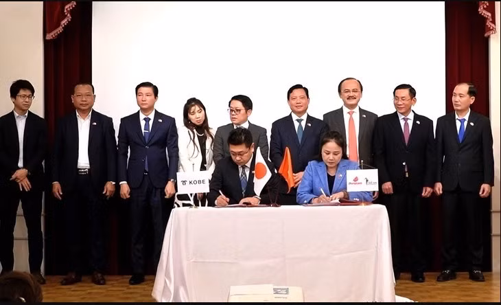 Delegates at the signing ceremony (Photo: VNA)