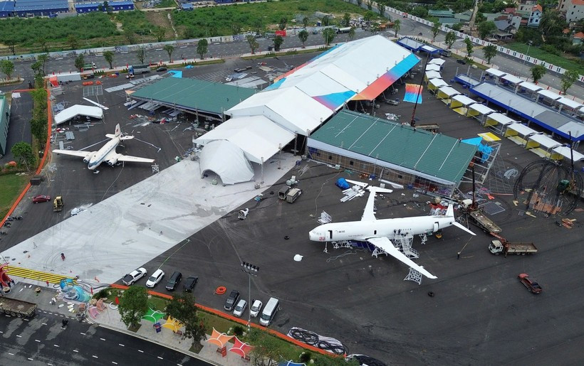 Visitors have a chance to view aircraft from past to present at the exhibition on national achievements. (Photo: VietnamPlus)