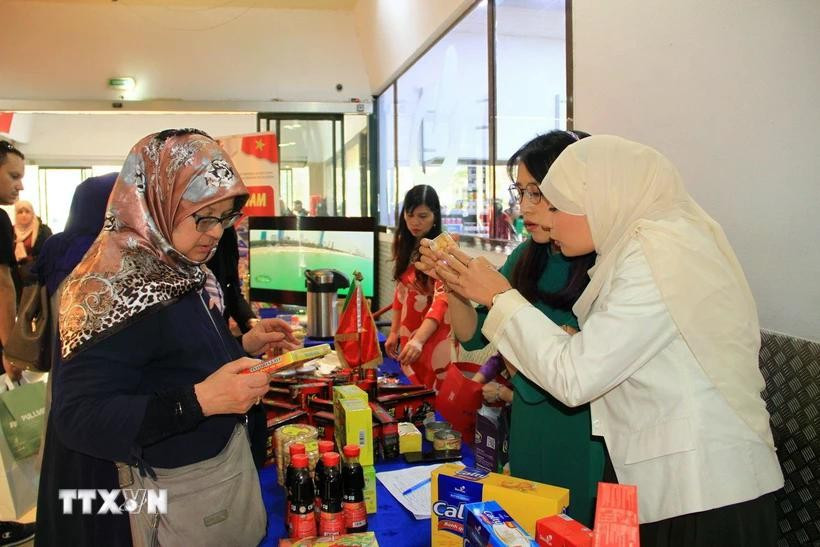 Local consumers are studying Vietnamese products (Photo: VNA)