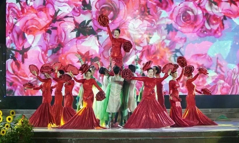 Artists at the opening ceremony of Sa Dec 2025 Spring Flower Festival (Photo: VNA)