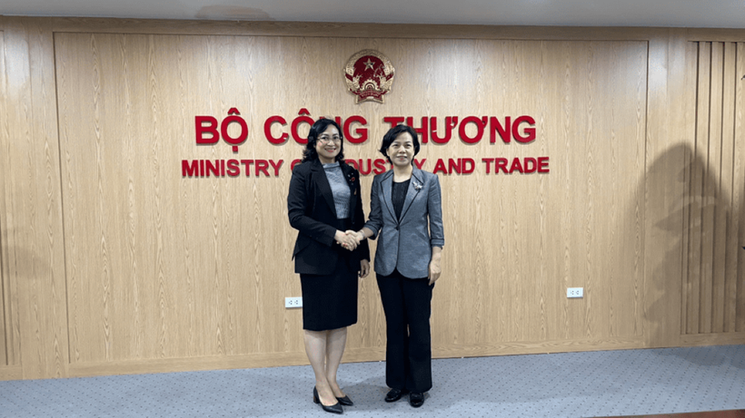 Deputy Minister of Industry and Trade Phan Thi Thang (L) and Zhang Min, Vice Governor of China’s Henan province. (Photo: Ministry of Industry and Trade)
