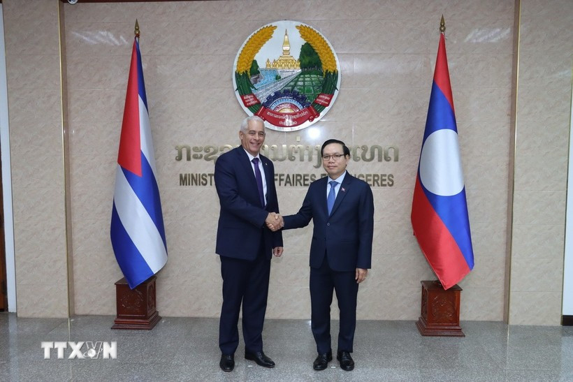 Lao Deputy Foreign Minister Malaithong Thammavongsa (right) and Cuban Deputy Foreign Minister Gerardo Peñalver Portal. (Photo: VNA) 