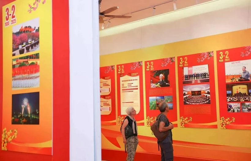 Visitors at an exhibition on the CPV's 95th founding anniversary in Hanoi (Photo: VNA)