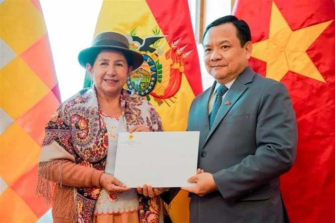 Bolivian Foreign Minister Celinda Sosa Lunda and Vietnamese Ambassador to Brazil and Bolivia Bui Van Nghi (Photo: VNA)