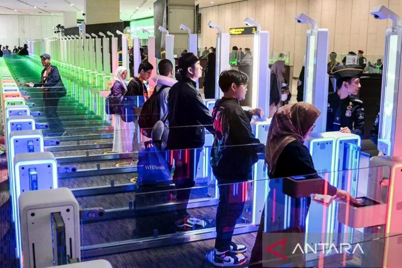 File - Passengers pass through the automatic immigration checkpoint (auto gate) at Terminal 3 of Soekarno-Hatta International Airport in Tangerang, Banten, Indonesia, January 3, 2024. (Photo: ANTARA) 