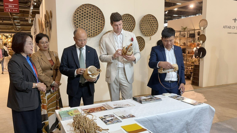 Vietnamese Ambassador to France Dinh Toan Thang visits a Vietnamese business booth. (Photo:VNA)