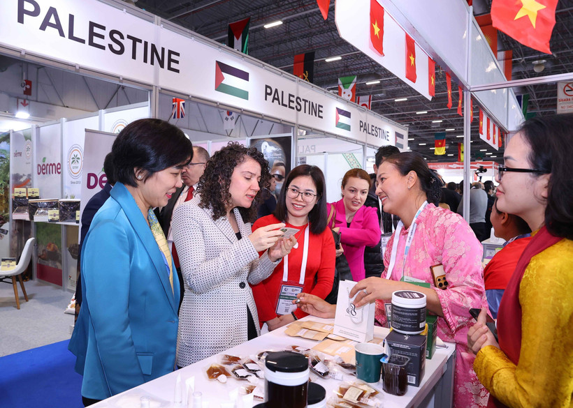Delegates visit the booth of Hanoi Xanh Cooperative (Vietnam) at Halal Expo 2025 in Türkiye, November 2025. (Photo: VNA)