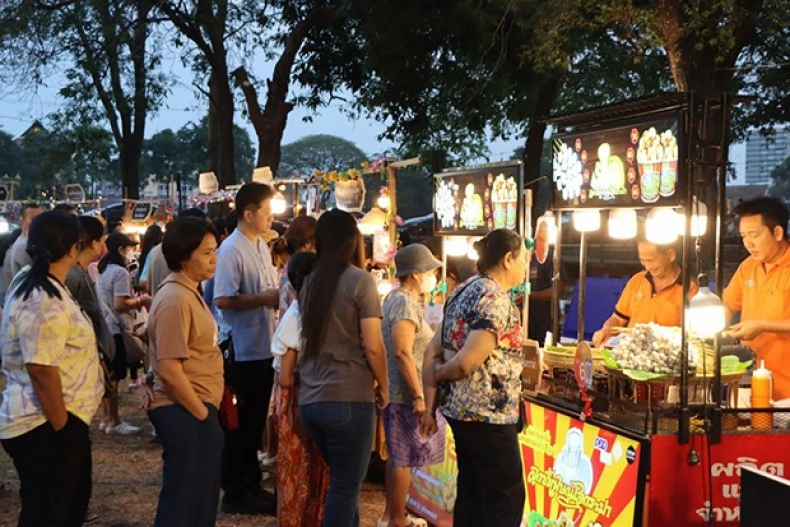 Tourists in Phitsanulok and other provinces queue to buy food before watching a khon performance in the compound of Chan Royal Palace in Muang district on February 21. (Photo: Bangkokpost) 