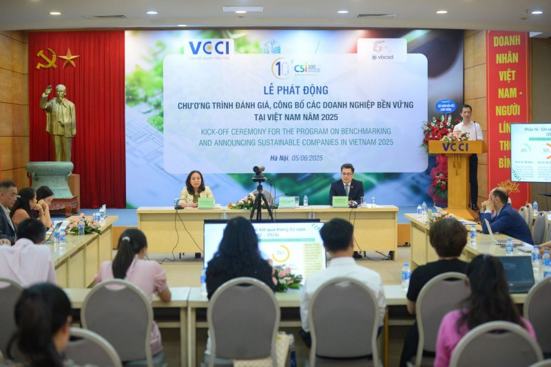 Delegates at the kick-off ceremony for the programme on benchmarking and annoucing sustainable companies in Vietnam 2025 (Photo: doanhnhantrevietnam.vn)