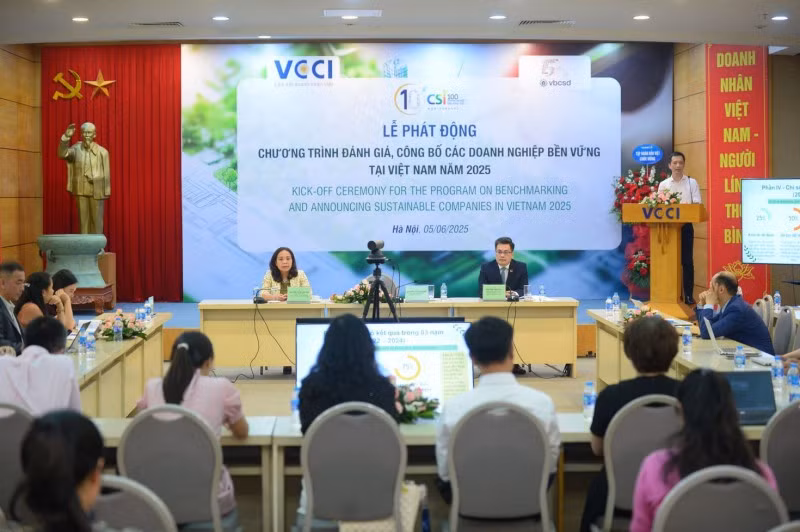 Delegates at the kick-off ceremony for the programme on benchmarking and annoucing sustainable companies in Vietnam 2025 (Photo: doanhnhantrevietnam.vn)