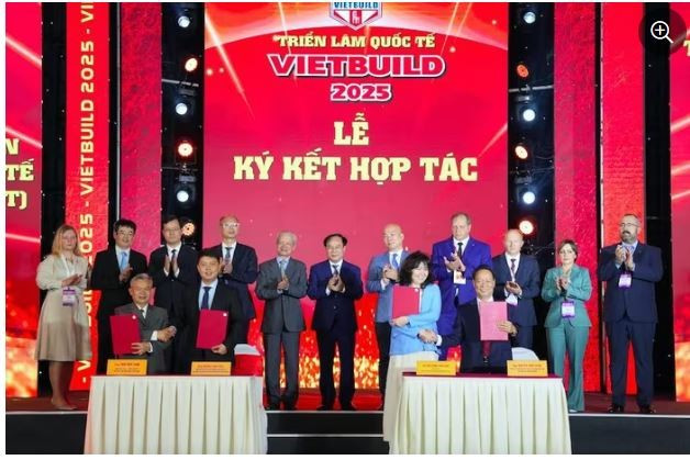 An agreement signing ceremony at Vietbuild 2025 (Photo: baomoi.com)
