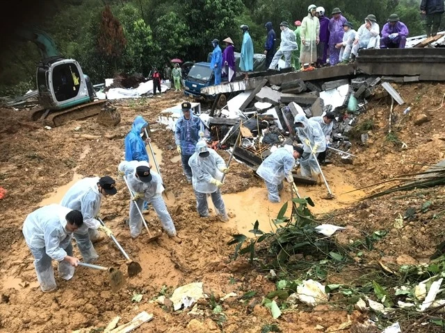 Officers and soldiers from the Hà Giang Province Police search for missing victims following a severe landslide caused by Typhoon Yagi along National Highway No 2. — (Photo: VNA/VNS ) 