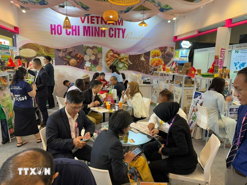 Businesses from Vietnam and Indonesia engage in direct exchanges, showcase their products, and seek distribution partners at the forum. (Photo: VNA)