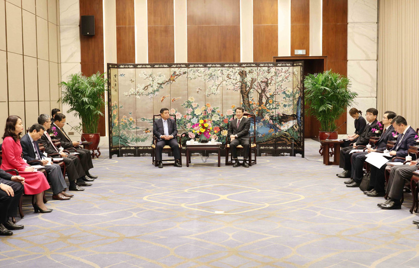 Deputy PM Nguyen Chi Dung (L) and Guangdong Executive Vice Governor Zhang Hu (Photo: VNA)