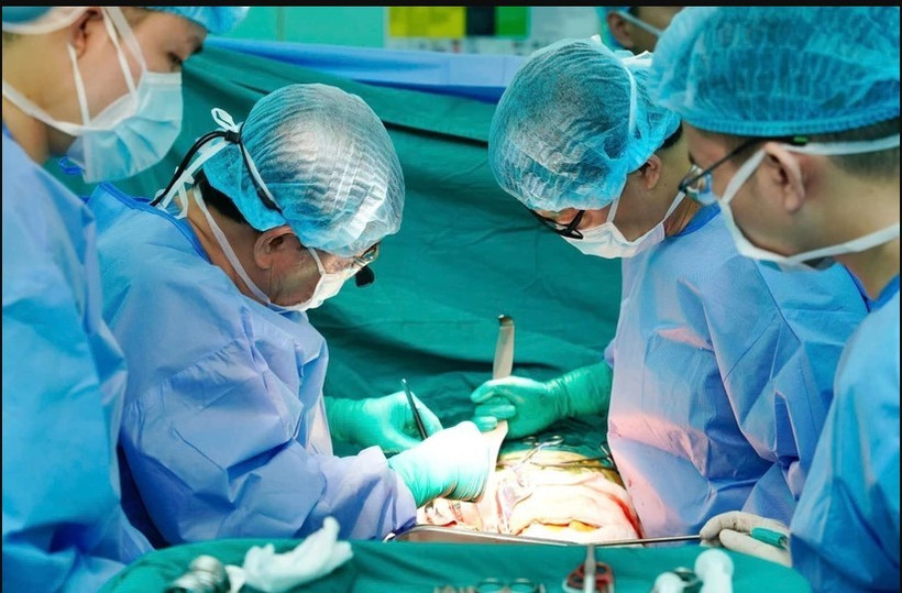 Doctors perform a kidney transplant for a patient with end-stage renal disease. (Photo: VietnamPlus)